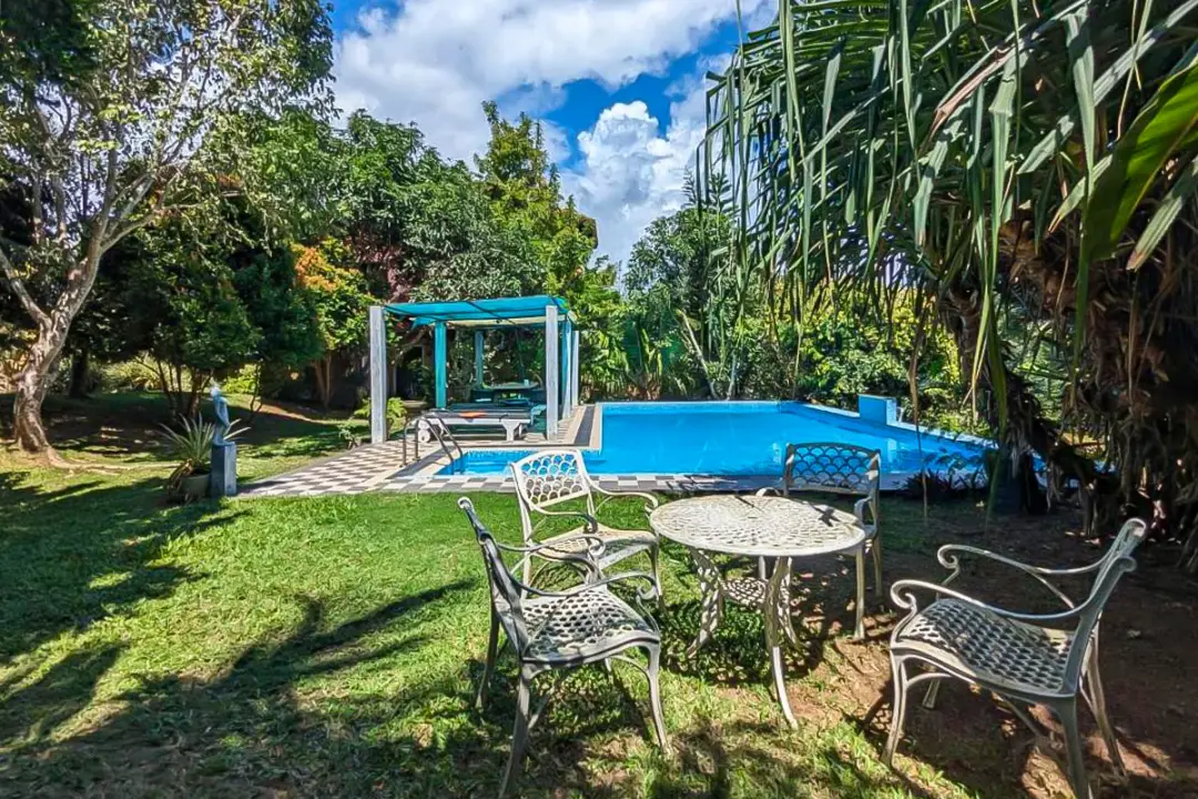 Vue jardin de la villa privée à Hikkaduwa : piscine et vaste terrain clos dans la végétation