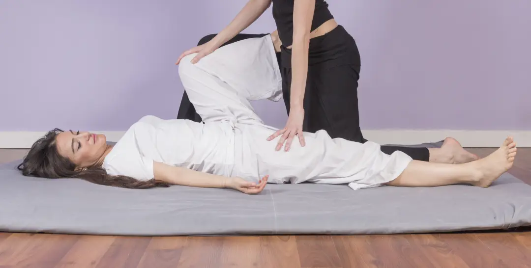Shiatsu face avant, étirement de la jambe - Kenzen Shiatsu Lyon