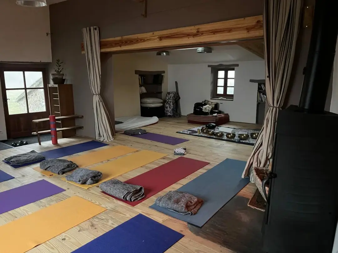 Dojo  avec poutres apparentes | Votre salle de Yoga de charme