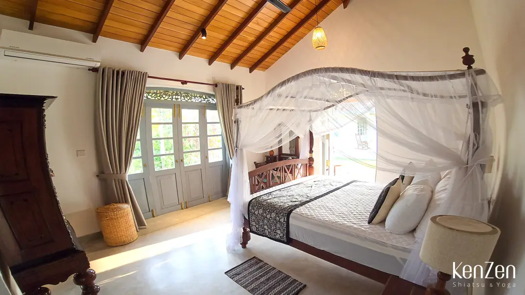 Vue sur la piscine depuis la terrasse privative de la suite Orchidée, cadre paisible pour la méditation.