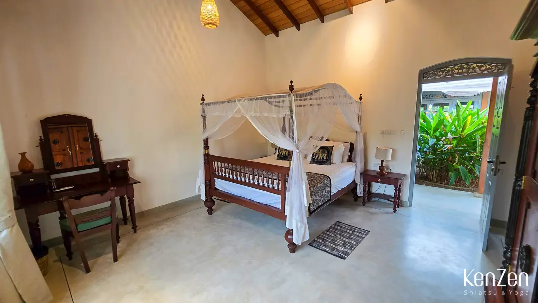 Chambre Hibiscus, 40m² lumineux dans le bâtiment principal, avec terrasse privative vue jardin.