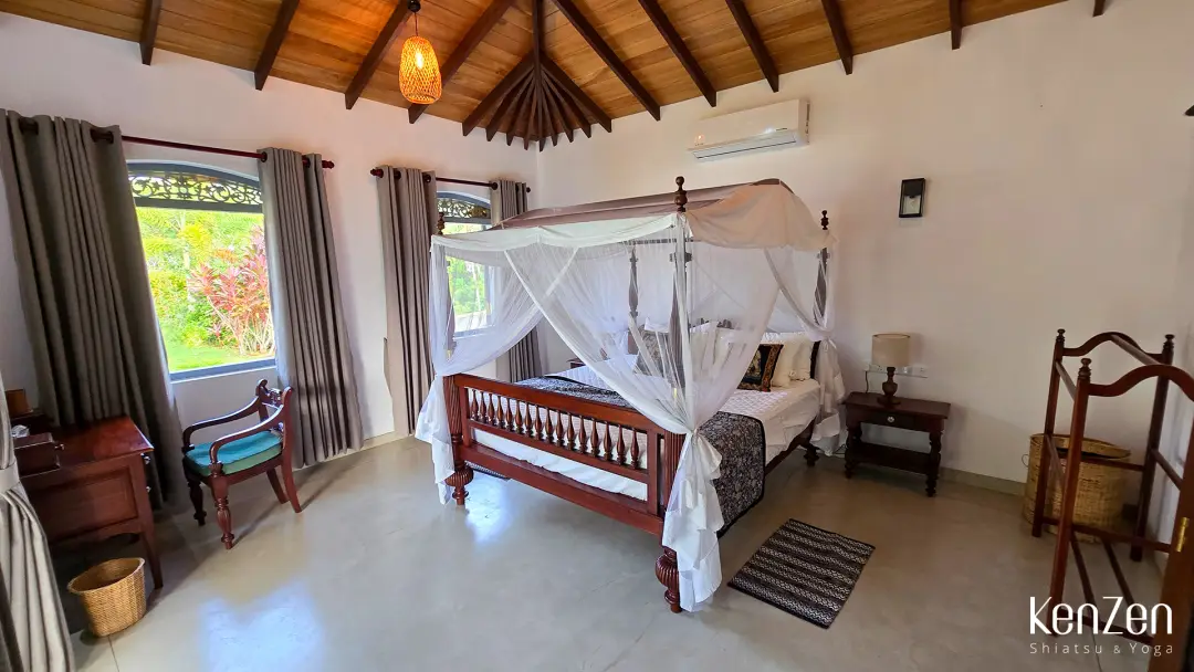Terrasse privative de la chambre Paradis avec vue directe sur la piscine et le jardin tropical.