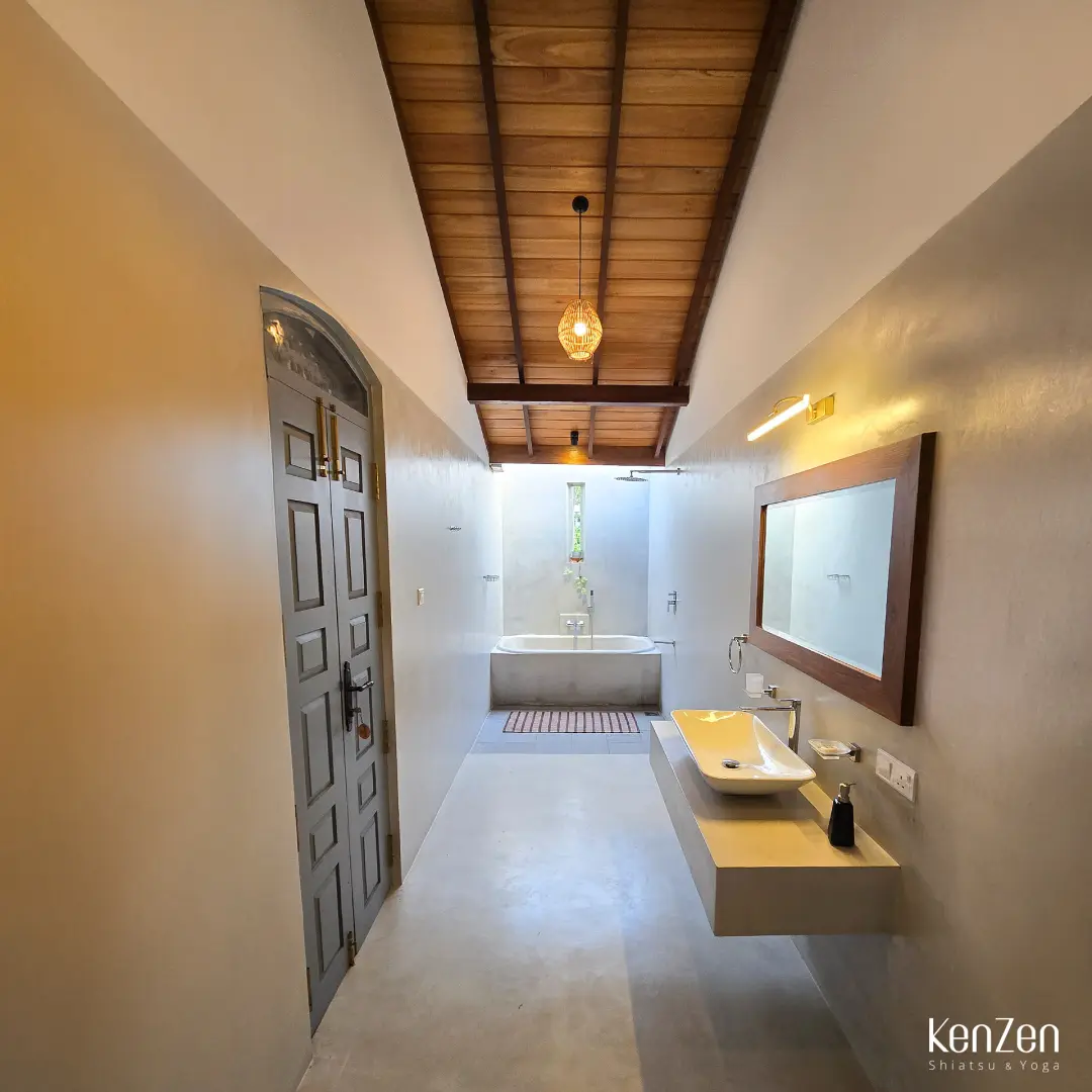 Salle de bain privative de la suite Paradis avec baignoire à ciel ouvert sur la nature, pour un bain étoilé.