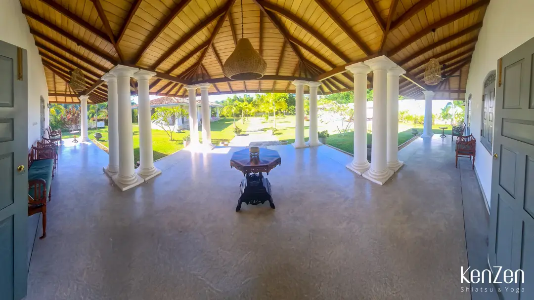 Toit traditionnel et architecture sri-lankaise caractéristique de la villa d'hébergement