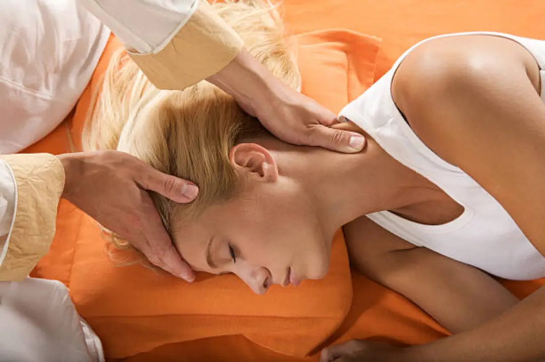 Shiatsu : travail des méridiens de la tête et des cervicales