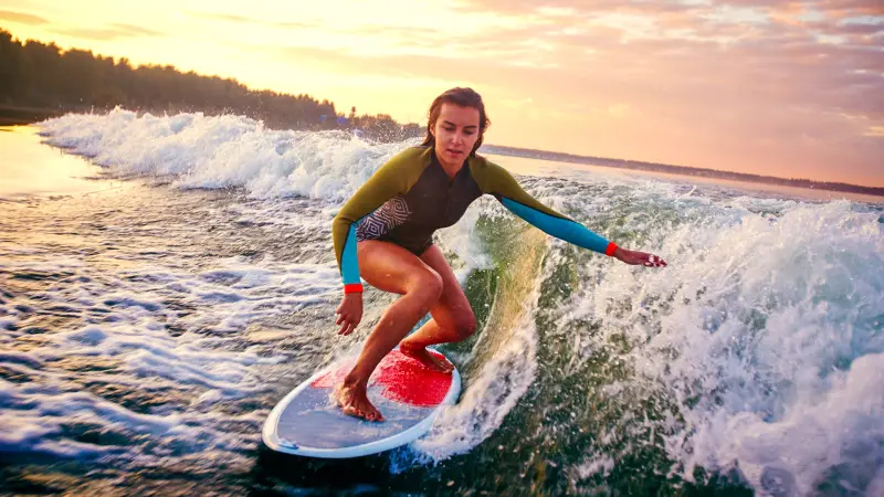 Cours de surf pour débutants avec moniteur dans les vagues douces de la baie de Weligama, Sri Lanka.