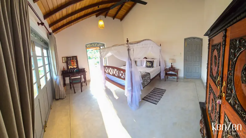 Suite Orchidée spacieuse (chambre + SdB de 12m²) dans le bâtiment principal, ambiance élégante et épurée.