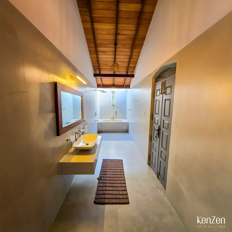 Salle de bain privative d'environ 12m² de la suite Jasmin, lumineuse et équipée d'une douche et baignoire