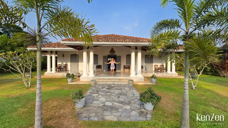 Entrée et façade de la villa sri-lankaise typique, cadre paisible pour un séjour bien-être