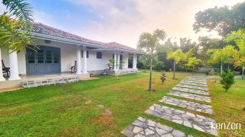 Allée menant à la villa à travers un écrin de verdure, à 5 minutes des plages d'Hikkaduwa