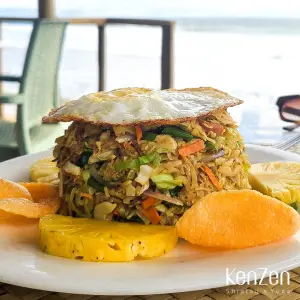 Table dressée pour un dîner en plein air sous les étoiles, ambiance chaleureuse et repas maison au Sri Lanka